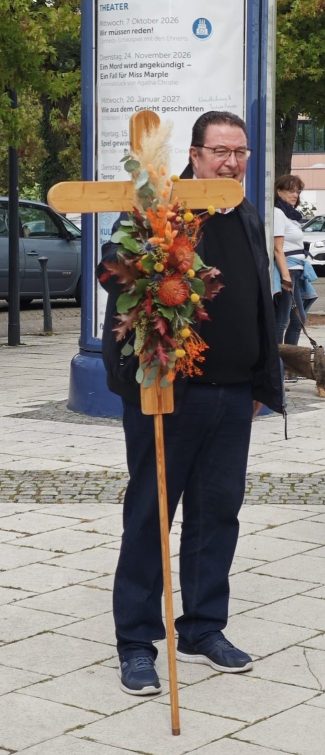 Vorsitzender Marcus Kaufmann mit Wallfahrtskreuz